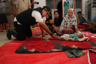 Penjabat Gubernur Sulsel, Bahtiar Baharuddin saat mengunjungi langsung warga yang terdampak banjir dan tanah longsor di Kabupaten Luwu, Jumat (3/5/2024). Foto: Pemprov Sulsel