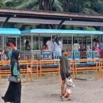 Suasana sejumlah wisatawan lokal yang naik Kereta Wisata untuk keliling di Taman Impian Jaya Ancol, Jakarta Utara, Minggu (5/5) siang. Foto: Joesvicar Iqbal/ipol.id