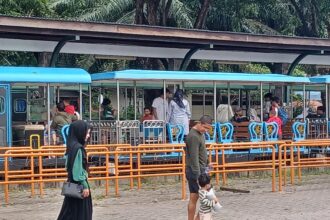 Suasana sejumlah wisatawan lokal yang naik Kereta Wisata untuk keliling di Taman Impian Jaya Ancol, Jakarta Utara, Minggu (5/5) siang. Foto: Joesvicar Iqbal/ipol.id