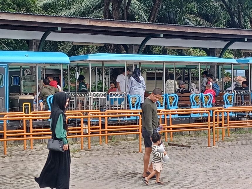 Suasana sejumlah wisatawan lokal yang naik Kereta Wisata untuk keliling di Taman Impian Jaya Ancol, Jakarta Utara, Minggu (5/5) siang. Foto: Joesvicar Iqbal/ipol.id
