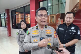 Kepala Rumah Sakit (Karumkit) Polri Kramat Jati, Brigjen Pol Hariyanto didampingi Humas Rumah Sakit Polri di Jakarta Timur, Kamis (9/5). Foto: Joesvicar Iqbal/ipol.id