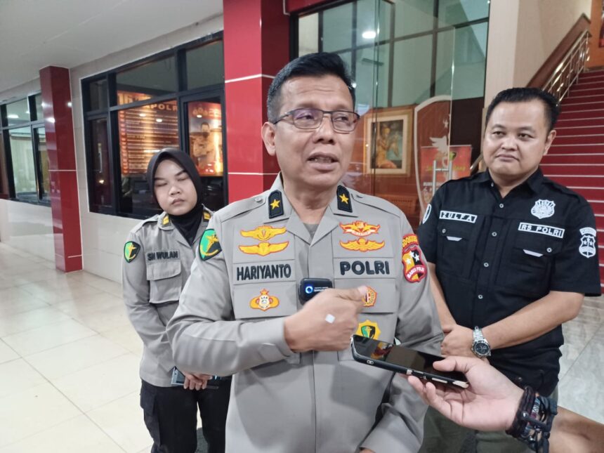 Kepala Rumah Sakit (Karumkit) Polri Kramat Jati, Brigjen Pol Hariyanto didampingi Humas Rumah Sakit Polri di Jakarta Timur, Kamis (9/5). Foto: Joesvicar Iqbal/ipol.id