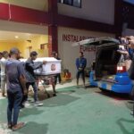 Suasana duka saat anggota keluarga membawa peti berisi jenazah Antonius Monas Silab, 30, merupakan mekanik kapal dari ruang Instalasi Forensik Rumah Sakit (RS) Polri Kramat Jati, Jakarta Timur, pada Selasa (7/5) sekitar pukul 18.05 WIB. Foto: Joesvicar Iqbal/ipol.id