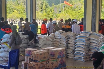 Bantuan, langsung diserahkan untuk korban banjir dan longsor. Foto: humas