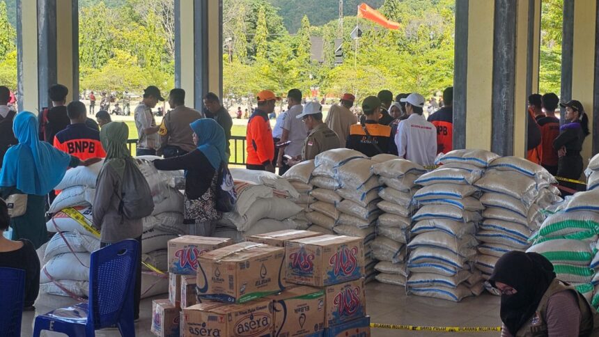 Bantuan, langsung diserahkan untuk korban banjir dan longsor. Foto: humas