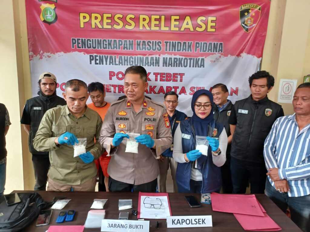 Kapolsek Tebet, Kompol Murodih (tengah) didampingi Kanit Reskrim, AKP Ivo Amelia (kanan-hijab) dan Kasi Humas Polres Metro Jakarta Selatan (kiri-kemeja hijau) menunjukkan barang bukti narkotika dalam pengungkapan kasus perkara pengedar sabu berinisial KP, 50, di Mapolsek Tebet, Rabu (8/5) siang tadi. Foto: Joesvicar Iqbal/ipol.id