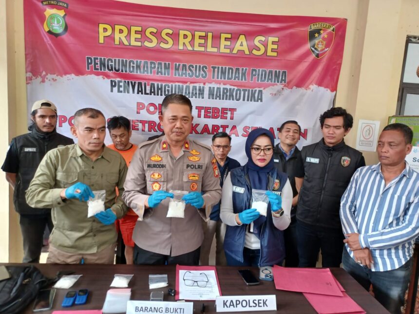 Kapolsek Tebet, Kompol Murodih (tengah) didampingi Kanit Reskrim, AKP Ivo Amelia (kanan-hijab) dan Kasi Humas Polres Metro Jakarta Selatan (kiri-kemeja hijau) menunjukkan barang bukti narkotika dalam pengungkapan kasus perkara pengedar sabu berinisial KP, 50, di Mapolsek Tebet, Rabu (8/5) siang tadi. Foto: Joesvicar Iqbal/ipol.id