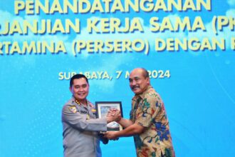 Kepala Badan Pemelihara Keamanan Kepolisian Republik Indonesia bersama SVP HSSE PT Pertamina (Persero) melakukan penandatangan perjanjian kerja sama untuk pengamanan dan penanganan pelanggaran objek vital nasional strategis dan objek vital lainnya di lingkungan Pertamina. Foto: Dok Pertamina