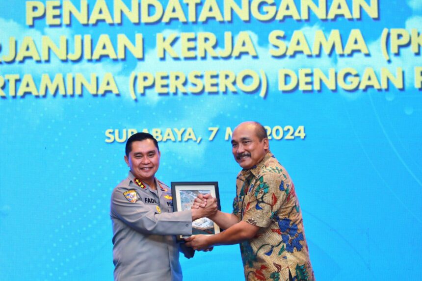 Kepala Badan Pemelihara Keamanan Kepolisian Republik Indonesia bersama SVP HSSE PT Pertamina (Persero) melakukan penandatangan perjanjian kerja sama untuk pengamanan dan penanganan pelanggaran objek vital nasional strategis dan objek vital lainnya di lingkungan Pertamina. Foto: Dok Pertamina