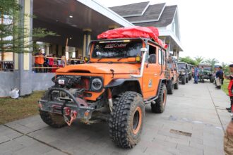 Sejumlah mobil off road dari komunitas IOF Pengcab Luwu membawa banyak bantuan logistik ke Desa Kadundung, Kabupaten Luwu, Sulawesi Selatan, Kamis (9/5). Foto: Ist