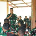 Wakil Kepala Staf Angkatan Darat (Wakasad) Letjen TNI Tandyo Budi Revita saat memberikan pengarahan kepada para pelatih dan pembina Dikmata TNI AD, di Depo Pendidikan dan Latihan Tempur (Dodiklatpur) Rindam Jaya, Gunung Bunder, Bogor, Jawa Barat, Kamis (9/5/2024). Foto: Dispenad