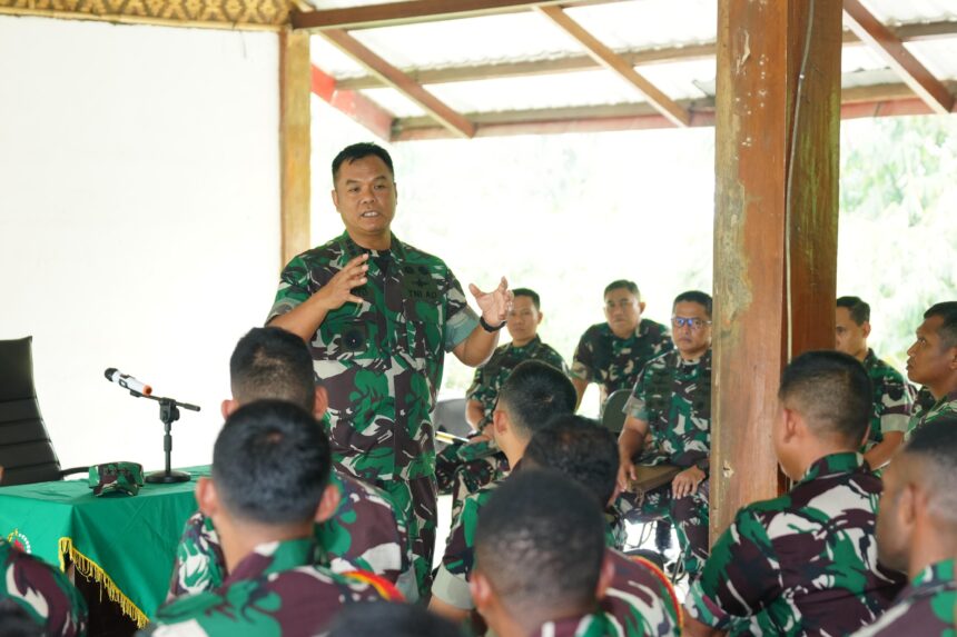 Wakil Kepala Staf Angkatan Darat (Wakasad) Letjen TNI Tandyo Budi Revita saat memberikan pengarahan kepada para pelatih dan pembina Dikmata TNI AD, di Depo Pendidikan dan Latihan Tempur (Dodiklatpur) Rindam Jaya, Gunung Bunder, Bogor, Jawa Barat, Kamis (9/5/2024). Foto: Dispenad