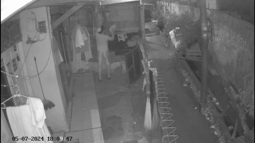 Terekam kamera pengawas CCTV, seorang pria misterius nekat mencuri pakaian dalam milik karyawati di indekos di Gang Muchtar, Kelurahan Susukan, Kecamatan Ciracas, Jakarta Timur, Selasa (7/5) sekitar pukul 18.09 WIB. Foto: Tangkapan layar CCTV/Ist