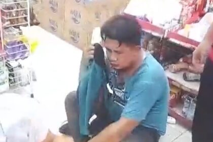 Suasana seorang pelaku penipuan modus ganjal mesin ATM diamankan warga di sebuah minimarket di kawasan Rawamangun, Pulogadung, Jakarta Timur, Kamis (9/5). Foto: Tangkapan layar video di media sosial