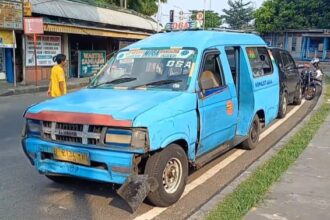 Kondisi angkot 06A usai menabrak dua mobil dan pengendara ojek online bersama penumpangnya di Jalan Raya Bogor, Ciracas, Jakarta Timur, pada Jumat (10/5) siang tadi. Foto: Joesvicar Iqbal/ipol.id