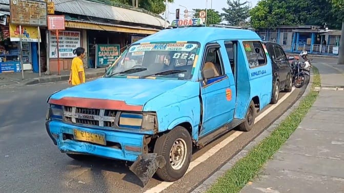 Kondisi angkot 06A usai menabrak dua mobil dan pengendara ojek online bersama penumpangnya di Jalan Raya Bogor, Ciracas, Jakarta Timur, pada Jumat (10/5) siang tadi. Foto: Joesvicar Iqbal/ipol.id