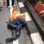Kondisi seorang pekerja tergeletak di aspal Jalan Raya HR Rasuna Said, Kuningan, Setiabudi, Jakarta Selatan, usai terjatuh dari ketinggian Stasiun LRT Kuningan, pada Jumat (10/5). Foto: Tangkapan layar dalam video yang beredar di media sosial