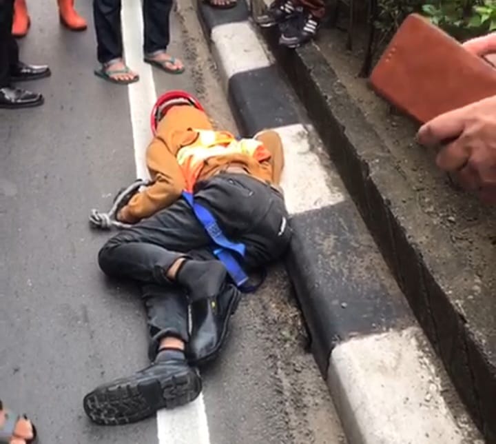 Kondisi seorang pekerja tergeletak di aspal Jalan Raya HR Rasuna Said, Kuningan, Setiabudi, Jakarta Selatan, usai terjatuh dari ketinggian Stasiun LRT Kuningan, pada Jumat (10/5). Foto: Tangkapan layar dalam video yang beredar di media sosial