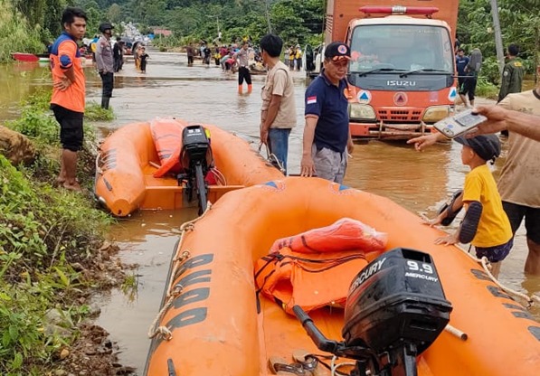 Badan Penanggulangan Bencana Daerah (BPBD) Kabupaten Konawe bersama pihak-pihak terkait, melakukan evakuasi warga terdampak banjir dengan perahu karet dan rakit, Jumat (10/5). Foto: BPBD Kabupaten Konawe