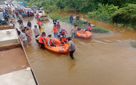 Badan Penanggulangan Bencana Daerah (BPBD) Kabupaten Konawe bersama pihak-pihak terkait, melakukan evakuasi warga terdampak banjir dengan perahu karet dan rakit, Jumat (10/5). Foto: BPBD Kabupaten Konawe