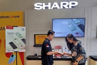 Pembeli sedang bertransaksi smartphone AQUOS R8s pro. Foto: Dok Sharp Indonesia