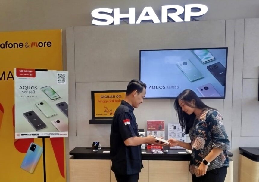 Pembeli sedang bertransaksi smartphone AQUOS R8s pro. Foto: Dok Sharp Indonesia