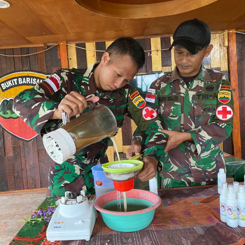 Personel Pos Kalipay juga menciptakan obat nyamuk dari bahan herbal dengan memanfaatkan tumbuhan bunga lavender. Foto: Yonif 122/TS