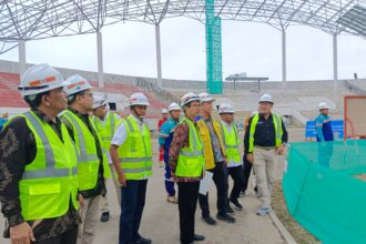 Deputi Kepala Pengawasan Keuangan dan Pembangunan (BPKP), Iwan Taufiq Purwanto dan jajaran bersama pemerintah daerah meninjau kesiapan komplek olahraga Stadion Harapan Bangsa untuk melihat perkembangan pembangunan renovasi dan rekonstruksi sejumlah venue untuk kesiapan perhelatan PON XXI di Gor KONI Provinsi Aceh, Senin (13/5). Foto: BPKP