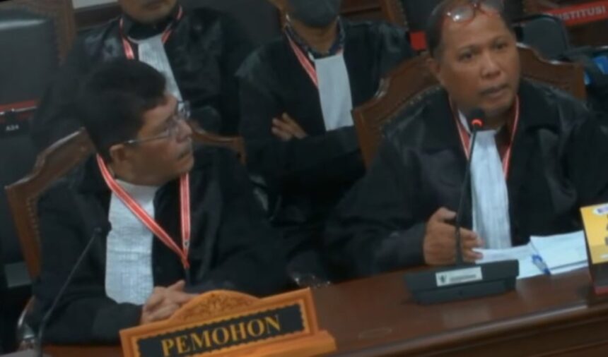 Kuasa hukum caleg incumbent Partai Demokrat, Neneng Hasanah, Nasrullah (kanan) saat persidangan di MK.(Foto dok ipol.id)