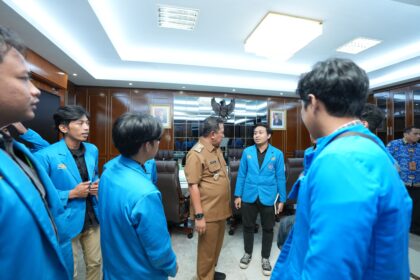 Pj Gubernur Sulsel saat menemui jajaran BEM Unismuh Makassar. Foto: Dok Humas