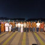 Suasana para Bhikkhu Thudong usai menerima penyerahan simbolis bendera merah putih, bendera majelis Buddha, dan roda Dharma. Prosesi diiringi doa dari enam agama di area Promenade Taman Mini Indonesia Indah (TMII) Jakarta, Selasa (14/5) malam, mencerminkan harmonisasi nilai-nilai spiritual dan memperkuat rasa persaudaraan serta kebhinekaan bangsa Indonesia. Foto: Joesvicar Iqbal/ipol.id