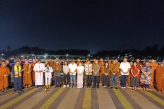 Suasana para Bhikkhu Thudong usai menerima penyerahan simbolis bendera merah putih, bendera majelis Buddha, dan roda Dharma. Prosesi diiringi doa dari enam agama di area Promenade Taman Mini Indonesia Indah (TMII) Jakarta, Selasa (14/5) malam, mencerminkan harmonisasi nilai-nilai spiritual dan memperkuat rasa persaudaraan serta kebhinekaan bangsa Indonesia. Foto: Joesvicar Iqbal/ipol.id