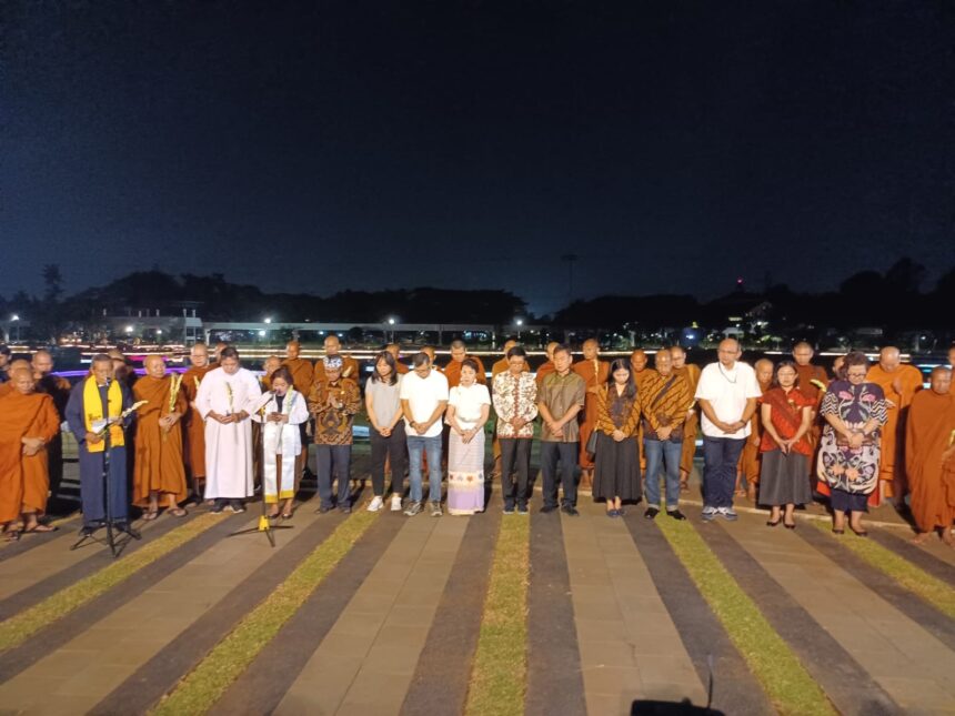 Suasana para Bhikkhu Thudong usai menerima penyerahan simbolis bendera merah putih, bendera majelis Buddha, dan roda Dharma. Prosesi diiringi doa dari enam agama di area Promenade Taman Mini Indonesia Indah (TMII) Jakarta, Selasa (14/5) malam, mencerminkan harmonisasi nilai-nilai spiritual dan memperkuat rasa persaudaraan serta kebhinekaan bangsa Indonesia. Foto: Joesvicar Iqbal/ipol.id