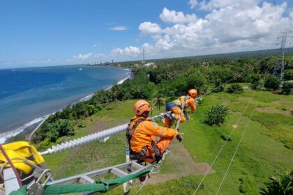 Petugas Pekerjaan Dalam Keadaan Bertegangan (PDKB) UPT Probolinggo dalam pemeliharaan SKLT Cable Head Ketapang memastikan kesiapan sistem transmisi berfungsi optimal menyalurkan kebutuhan listrik ke Bali selama rangkaian KTT WWF ke-10. Foto: Dok PLN