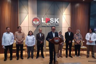 Ketua Lembaga Perlindungan Saksi dan Korban (LPSK) Periode 2024-2029, Brigjen Purn Achmadi bersama enam Wakil Ketua LPSK Antonius PS Wibowo, Sri Suparyati, Susilaningtias, Wawan Fahrudin, Mahyudin, dan Sri Nurherwati saat konfrensi pers penguatan lembaga dan Sumber Daya Manusia di kantor LPSK Jakarta, Timur, Kamis (16/5) siang. Foto: Joesvicar Iqbal/ipol.id