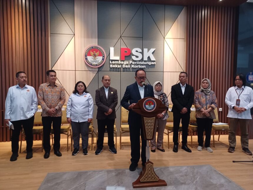 Ketua Lembaga Perlindungan Saksi dan Korban (LPSK) Periode 2024-2029, Brigjen Purn Achmadi bersama enam Wakil Ketua LPSK Antonius PS Wibowo, Sri Suparyati, Susilaningtias, Wawan Fahrudin, Mahyudin, dan Sri Nurherwati saat konfrensi pers penguatan lembaga dan Sumber Daya Manusia di kantor LPSK Jakarta, Timur, Kamis (16/5) siang. Foto: Joesvicar Iqbal/ipol.id