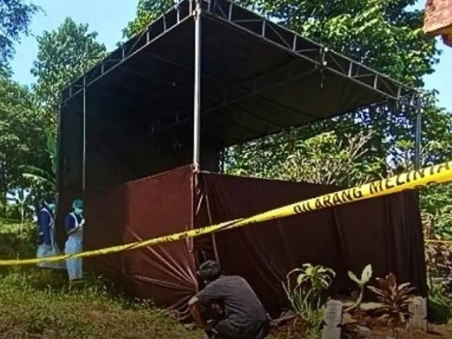 Polrestabes Bandung, tengah melakukan ekshumasi korban R di tempat pemakaman umum di Cigirincing, Cijambe, Kota Bandung. Foto: IG, @infobdgbaratcimahi (tangkap layar)