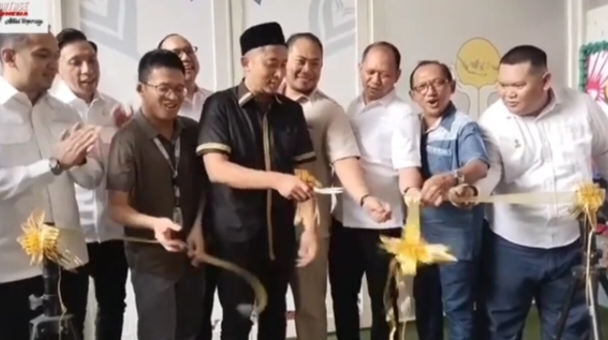 Sekjen HIPMI Jawa Barat, Reza Mansyur (kemeja hitam) saat menggunting pita peresmian kantor BPC HIPMI Depok. Foto: Screenshot YT