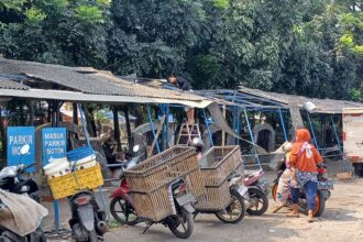 Kondisi dan keadaan Pasar Munjul yang kumuh di kawasan Munjul, Cipayung, Jakarta Timur. Karena lama pengerjaan mangkrak selama 10 tahun. Foto: Joesvicar Iqbal/ipol.id