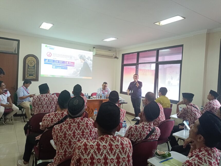 Kantor Cabang BPJS Ketenagakerjaan Jakarta Ceger menggelar sosialisasi Kerja Keras Bebas Cemas (KKBC) sekaligus layanan pendaftaran terhadap awak bus Primajasa. Sosialisasi tersebut berlangsung bergiliran di pool-pool armada Primajasa.