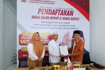 Sebelumnya, Alif dan tim telah mengembalikan formulir pendaftaran di DPC PKB, PAN dan Nasdem Kukar. Foto: dok humas