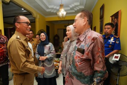 Prof Basri (ka), merupakan salah satu pencetus terbentuknya provinsi Sulawesi Barat. Foto: dok humas