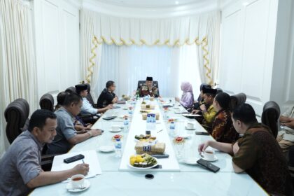 Pj Gubernur Sulsel saat menerima audiensi dari jajaran KPUD Sulsel. Foto: humas Pemda Sulsel