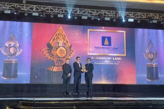 Paramount Land raih 5 penghargaan bergengsi di ajang Duo Awards (IPBA &IMHA) 2024. Presiden Direktur Paramount Land M. Nawawi (kanan) saat menerima penghargaan ‘Developer of The Year’ di Jakarta, beberapa waktu yang lalu. Foto: Paramount Land