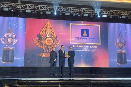 Paramount Land raih 5 penghargaan bergengsi di ajang Duo Awards (IPBA &IMHA) 2024. Presiden Direktur Paramount Land M. Nawawi (kanan) saat menerima penghargaan ‘Developer of The Year’ di Jakarta, beberapa waktu yang lalu. Foto: Paramount Land