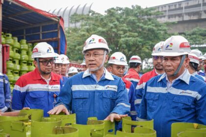 Menteri Perdagangan Zulkifli Hasan didampingi Direktur Pemasaran Regional Pertamina Patra Niaga Mars Ega Legowo saat melakukan kunjungan kerja ke Stasiun Pengisian Bulk Elpiji (SPBE) di Tanjung Priok, Jakarta Utara. Foto: Dok Pertamina