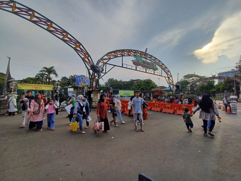 Suasana sejumlah pengunjung yang membawa anggota keluarga usai berekreasi di Taman Margasatwa Ragunan, Pasar Minggu, Jakarta Selatan. Foto: Joesvicar Iqbal/Dok/ipol.id