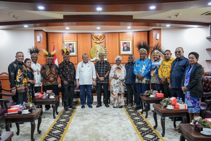 Asosiasi MRP Se-Wilayah Papua saat bertemu Ketua DPD RI AA LaNyalla Mahmud Mattalitti dan Wakil Ketua I DPD RI Nono Sampono di Ruang Delegasi DPD RI, Komplek Parlemen Senayan, Jakarta, Senin (27/5/2024).