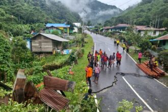 Dampak tanah longsor di Kampung Mitiede, Distrik Minyawbouw, Kabupaten Pegunungan Arfak, Provinsi Papua Barat, pada Minggu (26/5), mengakibatkan akses jalan rusak. Foto: BPBD Kabupaten Pegunungan Arfak.