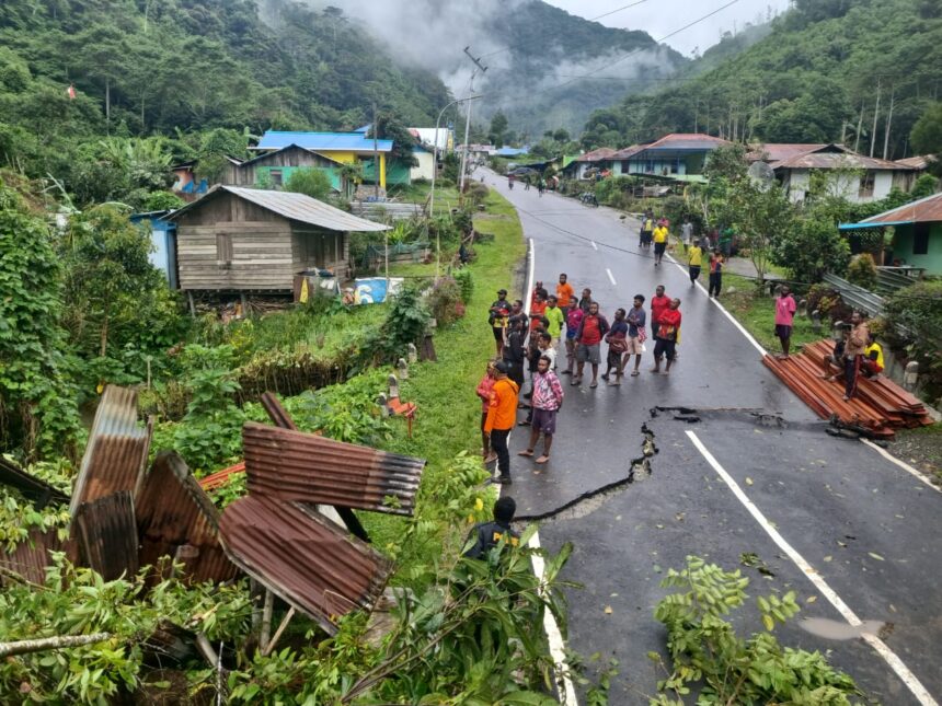 Dampak tanah longsor di Kampung Mitiede, Distrik Minyawbouw, Kabupaten Pegunungan Arfak, Provinsi Papua Barat, pada Minggu (26/5), mengakibatkan akses jalan rusak. Foto: BPBD Kabupaten Pegunungan Arfak.